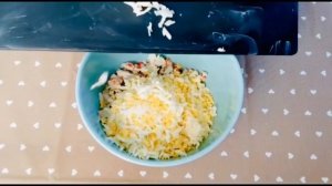 Салат с крабовыми палочками и плавленым сыром хочется пробовать снова и снова