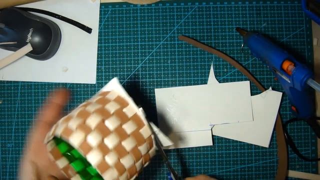 Плетеная корзинка из фоамирана. Очень быстро делается, и при том очень симпатичненько смотрится