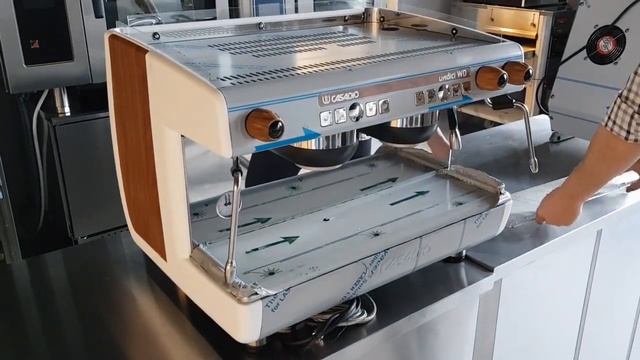 Распаковка кофемашины Casadio Undici A/2 (дерево) смотреть онлайн