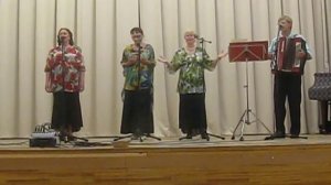 домик стоит над рекою