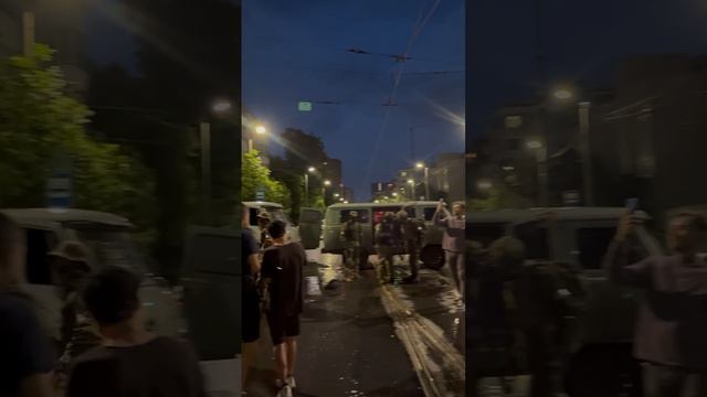 Оркестр покидает Ростов, покидает Россию. Оставляя нас, наедине со всеми этими немятежниками.(((((