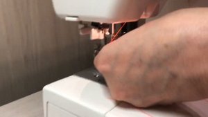 Заправка швейной машины с горизонтальным челночным устройством