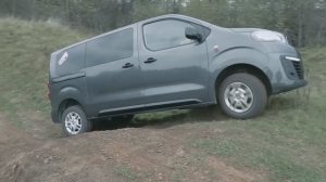 Курьер из Ozon на Бусике Peugeot Traveller Бросился на бездорожье 4х4 с Джиперами и показал кто Папа
