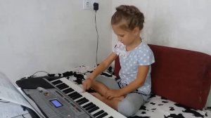 В траве сидел  кузнечик на синтезаторе