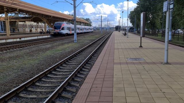 Электропоезд городских линий ЭПг-002 совершает остановку на станции Ждановичи. смотреть онлайн