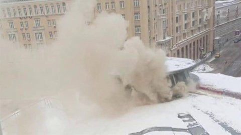 Дополнительные бригады спасателей стягивают к Театру Сатиры в центре Москвы