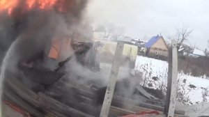 ПОЖАРНЫЙ ПОЖАР 9. ДОМ ГОРИТ ПО ВСЕЙ ПЛОЩАДИ.