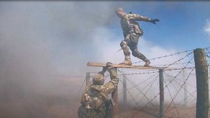 Преодоление полосы препятствий разведчиками в Оренбургской области
