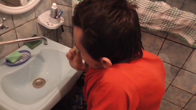 Уникальная техника чистки зубов. Чищу зубы по видео Штукенции смотреть онлайн