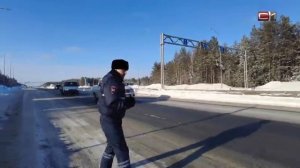 Женщин за рулем с 8 Марта поздравили сотрудники ГИБДД Сургутского района