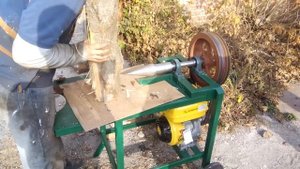 Дровокол винтовой на бензиновым двигателем