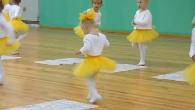 Танец "Лимонадный дождик". (София-3 года) смотреть онлайн