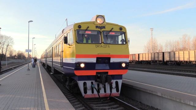 Дизель-поезд ДР1А-227 на ст. Крустпилс / DR1A-227 DMU at Krustpils station смотреть онлайн