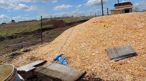 Начали отливать стены.Первый замес АРБОЛИТА-опилкабетона.Добываем воду из колодца