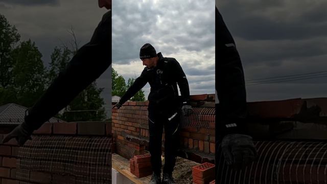 Таким способом кладется облицовочная стена вместе с основной.