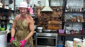 НОВАЯ ПОМОЩНИЦА ПО ХОЗЯЙСТВУ РАБОТАЕТ ЗА ЕДУ️