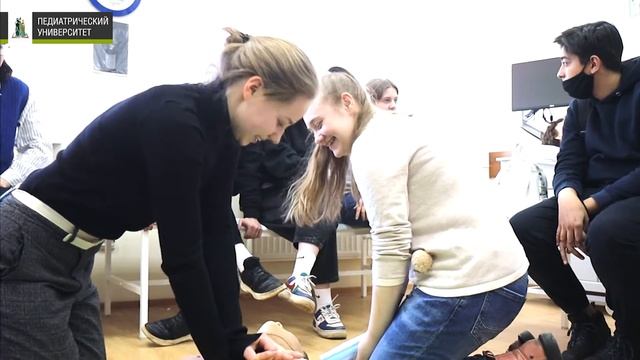 Школьники пришли в Педиатрический университет и отработали навыки неотложной помощи смотреть онлайн