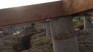 Обвязка бурозаливных свай пакетом досок.