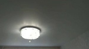 Белый матовый натяжной потолок в комнате