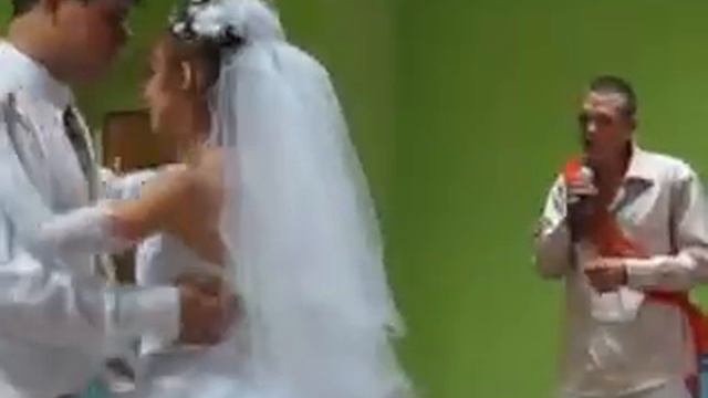 Свидетель поет на свадьбе друга смотреть онлайн