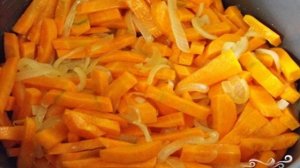 Тушеная морковь с луком