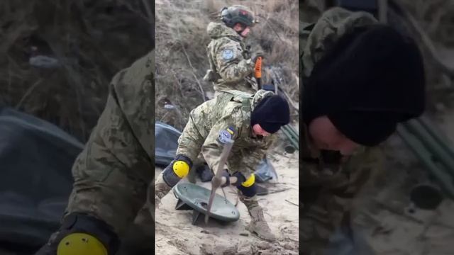 Женский миномётный расчет ВСУ готовится к попаданию в плен ? смотреть онлайн