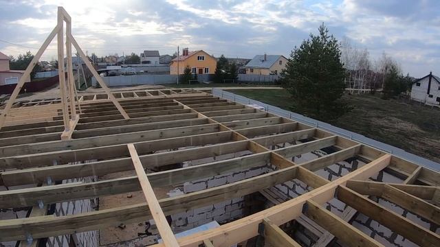 Вальмовая крыша одноэтажного дома из газосиликатных блоков. Мауэрлат и балки перекрытия