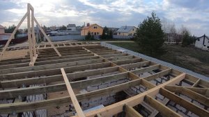 Вальмовая крыша одноэтажного дома из газосиликатных блоков. Мауэрлат и балки перекрытия