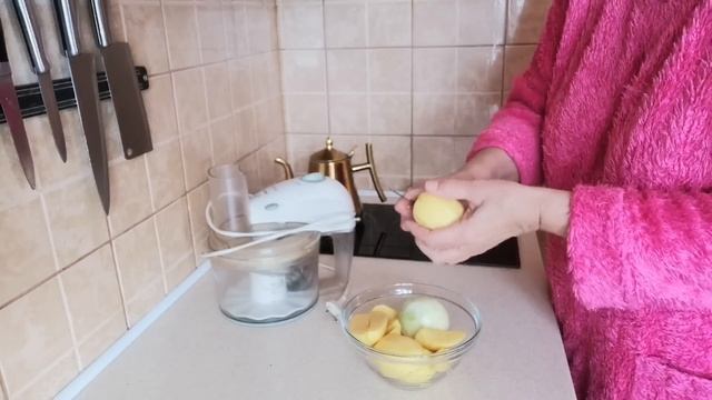 УКРАИНА СНОВА ПОД ОБСТРЕЛАМИ. РЕШИЛА НЕКСТАТИ ЗАНЯТЬСЯ ДЕЛАМИ. ГОТОВИМ ДЕРУНЫ. РЕЦЕПТ. смотреть онлайн