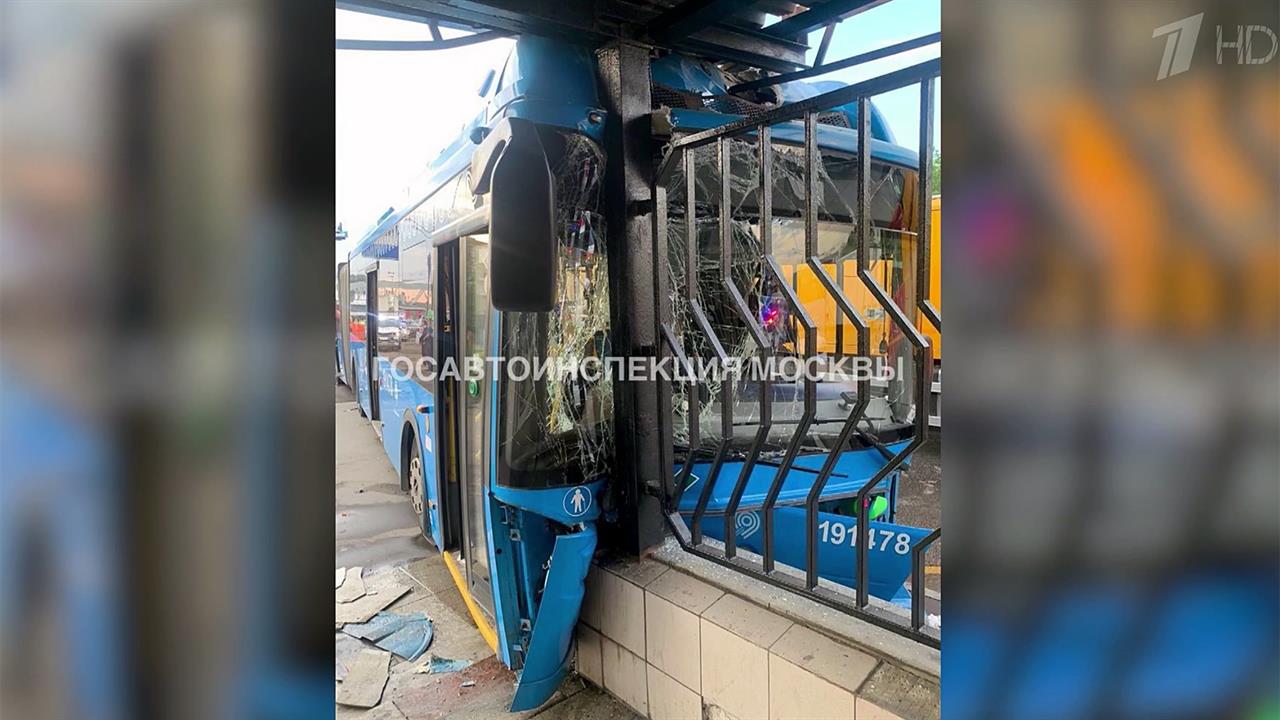 В Подмосковье 13 человек пострадали в результате столкновения автобуса со стеной