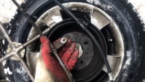 Прогнил и оборвался трос стояночного тормоза на автомобиле Hyundai Accent замена троса ручника