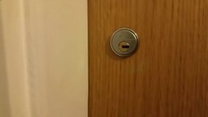 Как открыть дверь, если замок заклинило