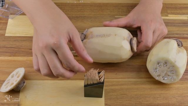 Stuffed lotus root with glutinous rice, popular traditional Chinese dessert смотреть онлайн