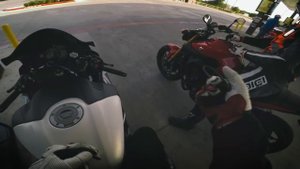 Yamaha R6 vs MT-09 - RACE!