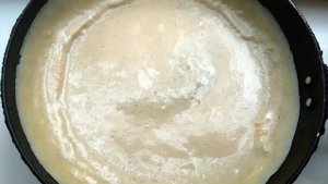 Пицца с яйцами на сковороде