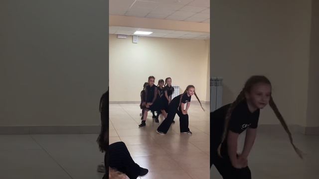 Наш танец Вендсдэй)) самая младшая группа в модельном. Я была всего на 1 репетиции, но я справилась