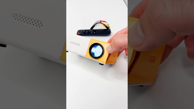 Портативный LED проектор YG300