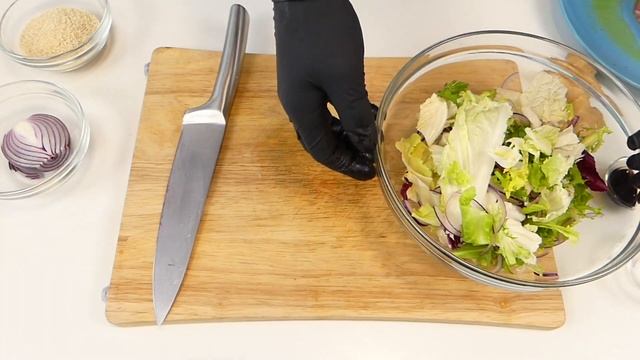 Стейк ТУНЦА в кунжутной панировке с микс салатом! Главное правильно выбрать рыбу.