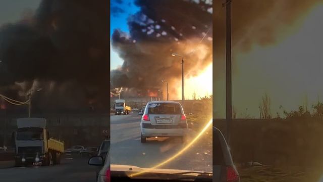Очевидцы публикуют видео пожара на складе на юге Волгограда