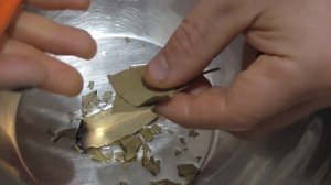 зачем окуривать себя и ТАРАКАНОВ лавровым листом ?