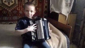 7 лет, хорошо играет на баяне