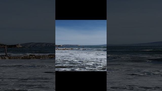 Шёл 4-й день шторма. Солнечная погода. Бухта.