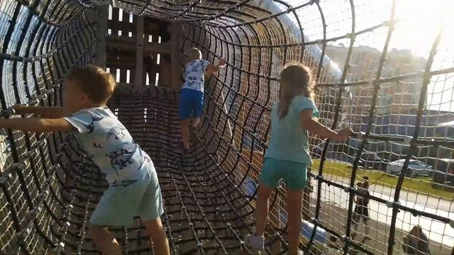 VLOG: Идем из Мурино купаться в фонтане в Буграх,играть на детской площадке и пускать мыльные пузыр смотреть онлайн