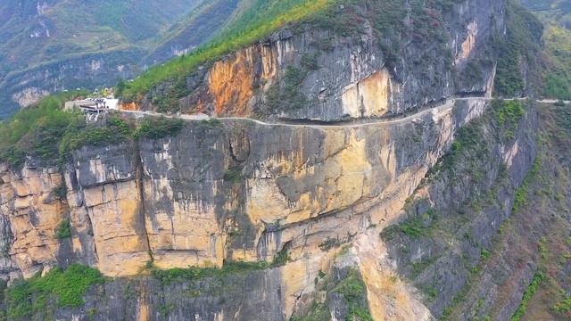 Удивительная дорога в отвесной скале каньона Ланьин (Китай)