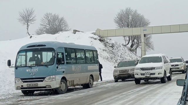Из-за гололёда машины не могут проехать в Кусары. 08.01.23 смотреть онлайн