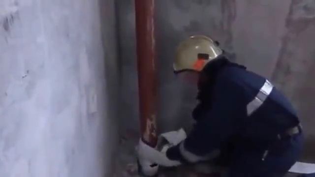 Самоспасание с помощью пожарного рукава смотреть онлайн