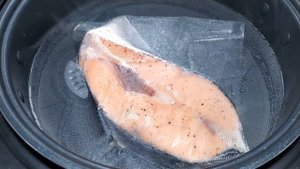 СТЕЙК ИЗ ЛОСОСЯ СУ - ВИД ( SOUS - VIDE)