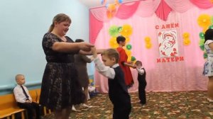 Вальс мам и сыновей на день матери