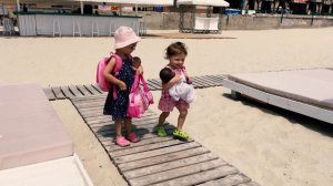 Ева и Baby Born, кукла пупсик играют на море Как Мама Eva and baby doll play fun on the sea!