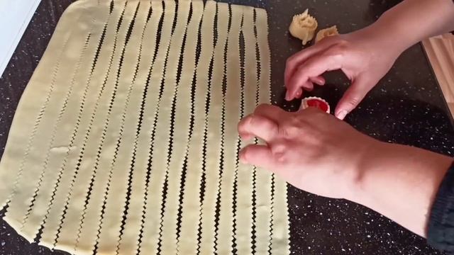 ПОЛОЖИТЕ ТЕСТО В КИПЯЩЕЕ МАСЛО. РЕЗУЛЬТАТ ВАС УДИВИТ! Я БОЛЬШЕ НЕ ПОКУПАЮ В МАГАЗИНЕ смотреть онлайн